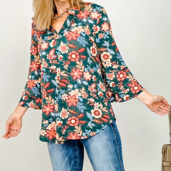 NEW! Lizzy 3/4 Bell Sleeve Top in Hunter
Green Floral Print L - Picture 3 of 5